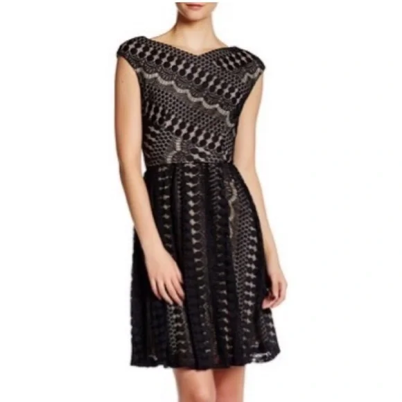 BETSEY JOHNSON Lace dress - Picture 3 of 7